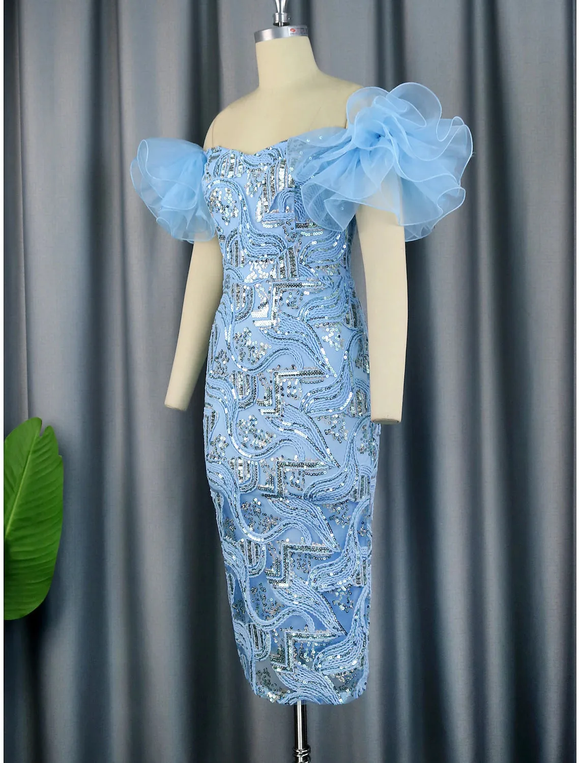 Luolandi Sheath / Column Party Dresses Floral Dress Cocktail Party Tea Length Sleeveless Off Shoulder Sequined