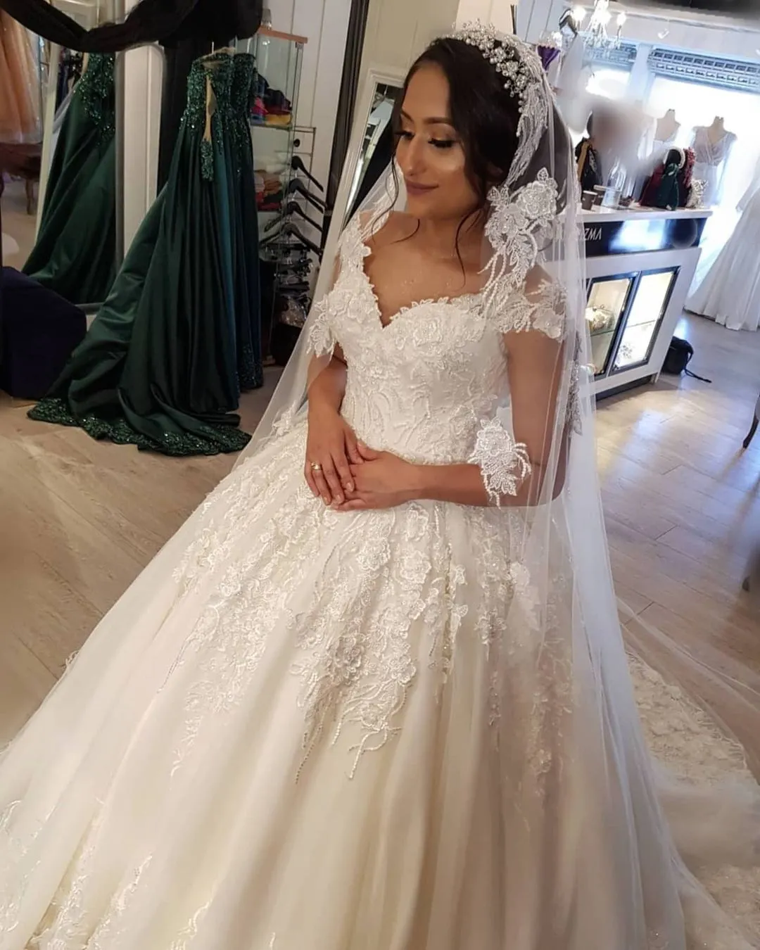 Stunning Off Shoulder V-Neck Tulle Lace Appliques Wedding Dress Aline Bridal Dress