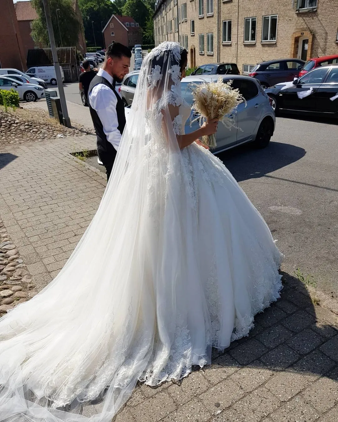Stunning Off Shoulder V-Neck Tulle Lace Appliques Wedding Dress Aline Bridal Dress